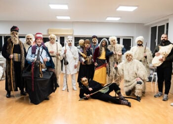 Μωμόγεροι χωρίς... δράση, λίγο προτού βγουν στους δρόμους του Κιλκίς (φωτ.: Facebook / Ένωση Ποντίων Ν. Κιλκίς «Οι Αργοναύτες» / Γιώργος Σταμπολής)