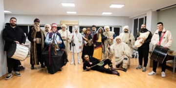 Μωμόγεροι χωρίς... δράση, λίγο προτού βγουν στους δρόμους του Κιλκίς (φωτ.: Facebook / Ένωση Ποντίων Ν. Κιλκίς «Οι Αργοναύτες» / Γιώργος Σταμπολής)