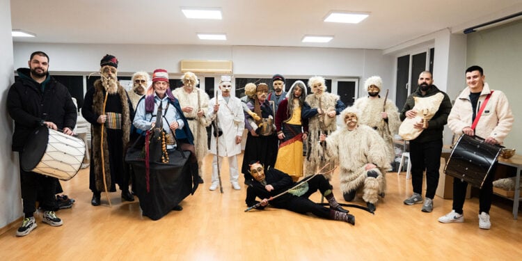 Μωμόγεροι χωρίς... δράση, λίγο προτού βγουν στους δρόμους του Κιλκίς (φωτ.: Facebook / Ένωση Ποντίων Ν. Κιλκίς «Οι Αργοναύτες» / Γιώργος Σταμπολής)