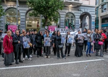 Συγκέντρωση πολιτών και συγγενών του Κώστα Μπασιλάρη έξω από τα δικαστήρια της Πάτρας, νωρίτερα, ενώ οι τέσσερις κατηγορούμενοι για την ανθρωποκτονία του οδηγούνταν για να απολογηθούν ενώπιον της ανακρίτριας (φωτ.: EUROKINISSI)