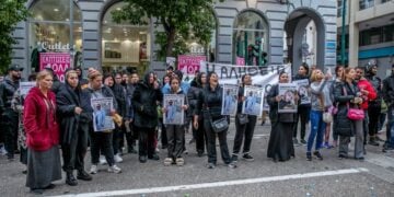 Συγκέντρωση πολιτών και συγγενών του Κώστα Μπασιλάρη έξω από τα δικαστήρια της Πάτρας, νωρίτερα, ενώ οι τέσσερις κατηγορούμενοι για την ανθρωποκτονία του οδηγούνταν για να απολογηθούν ενώπιον της ανακρίτριας (φωτ.: EUROKINISSI)