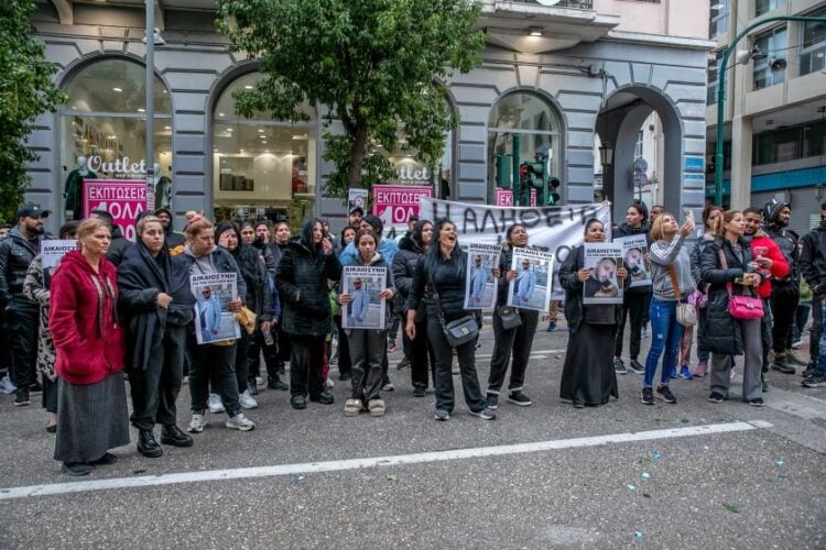 Συγκέντρωση πολιτών και συγγενών του Κώστα Μπασιλάρη έξω από τα δικαστήρια της Πάτρας, νωρίτερα, ενώ οι τέσσερις κατηγορούμενοι για την ανθρωποκτονία του οδηγούνταν για να απολογηθούν ενώπιον της ανακρίτριας (φωτ.: EUROKINISSI)