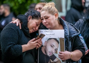 Συγγενείς του 30χρονου που έχασε τη ζωή του σε συμπλοκή σε νυχτερινό κέντρο, έξω από το Δικαστικό Μέγαρο Πάτρας. Δευτέρα 5 Ιανουαρίου 2026 (φωτ.: EUROKINISSI / Δημήτρης Χριστοδουλόπουλος)