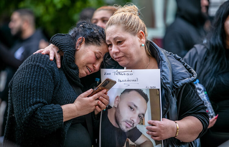 Συγγενείς του 30χρονου που έχασε τη ζωή του σε συμπλοκή σε νυχτερινό κέντρο, έξω από το Δικαστικό Μέγαρο Πάτρας. Δευτέρα 5 Ιανουαρίου 2026 (φωτ.: EUROKINISSI / Δημήτρης Χριστοδουλόπουλος)