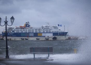 Οι ισχυροί άνεμοι κρατούν δεμένα τα πλοία στο λιμάνι της Ραφήνας (φωτ. αρχείου: EUROKINISSI/Θανάσης Δημόπουλος)