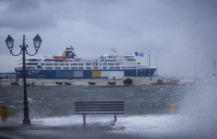 Οι ισχυροί άνεμοι κρατούν δεμένα τα πλοία στο λιμάνι της Ραφήνας (φωτ. αρχείου: EUROKINISSI/Θανάσης Δημόπουλος)
