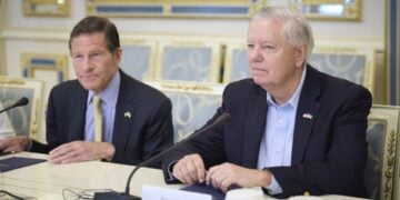 Οι γερουσιαστές
Richard Blumenthal (αρ.) και Lindsey Graham, τον Μάιο του 2025 στην Ουκρανία (φωτ. αρχείου: EPA/ UKRAINIAN PRESIDENTIAL PRESS SERVICE)
