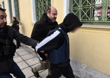 Εικόνα από τη μεταγωγή του 16χρονου στον ανακριτή πριν από λίγες μέρες (φωτ.: EUROKINISSI)