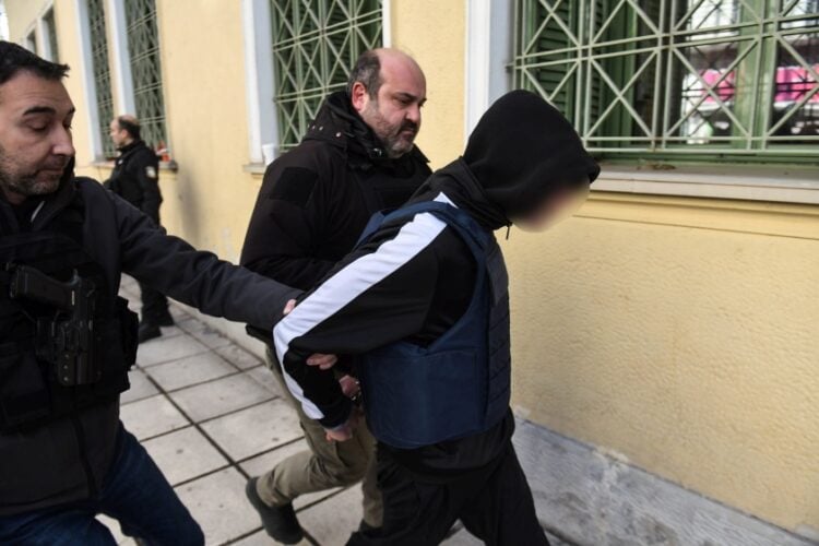 Εικόνα από τη μεταγωγή του 16χρονου στον ανακριτή πριν από λίγες μέρες (φωτ.: EUROKINISSI)