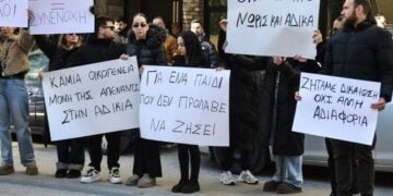 Την ώρα που ο 16χρονος δράστης απολογούνταν στον ανακριτή, συγγενείς και φίλου του 17χρονου Άγγελου διαμαρτύρονταν με πλακάτ έξω από το κτήριο (φωτ.: EUROKINISSI)
