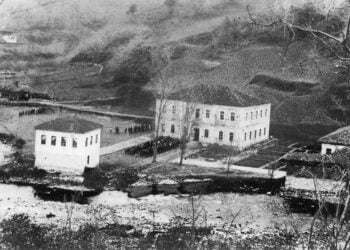 Η Κεντρική Σχολή των Σουρμένων εγκαινιάστηκε τον Ιανουάριο του 1888. Το 1914 είχε συνολικά 220 μαθητές (πηγή: ozhanozturk.com)