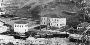 Η Κεντρική Σχολή των Σουρμένων εγκαινιάστηκε τον Ιανουάριο του 1888. Το 1914 είχε συνολικά 220 μαθητές (πηγή: ozhanozturk.com)