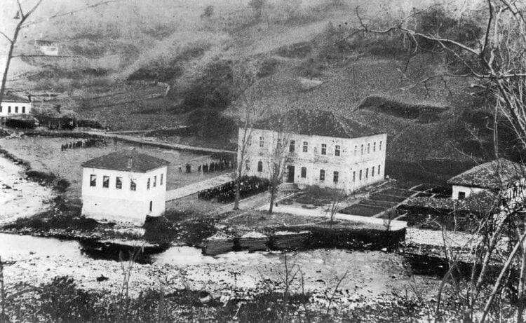 Η Κεντρική Σχολή των Σουρμένων εγκαινιάστηκε τον Ιανουάριο του 1888. Το 1914 είχε συνολικά 220 μαθητές (πηγή: ozhanozturk.com)