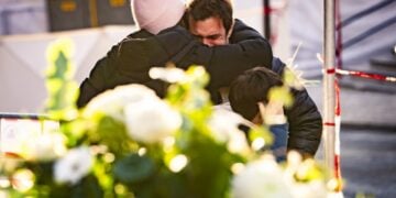 Συγγενείς των θυμάτων παρηγορούν ο ένας τον άλλον κοντά στο μπαρ Le Constellation, στο Κραν Μοντανά της Ελβετίας, όπου ξέσπασε η πολύνεκρη πυρκαγιά (φωτ.: EPA/JEAN-CHRISTOPHE BOTT)