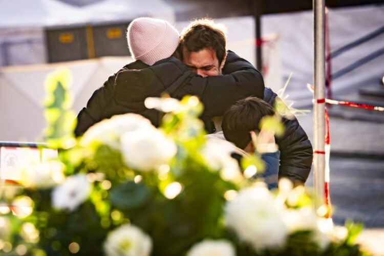 Συγγενείς των θυμάτων παρηγορούν ο ένας τον άλλον κοντά στο μπαρ Le Constellation, στο Κραν Μοντανά της Ελβετίας, όπου ξέσπασε η πολύνεκρη πυρκαγιά (φωτ.: EPA/JEAN-CHRISTOPHE BOTT)