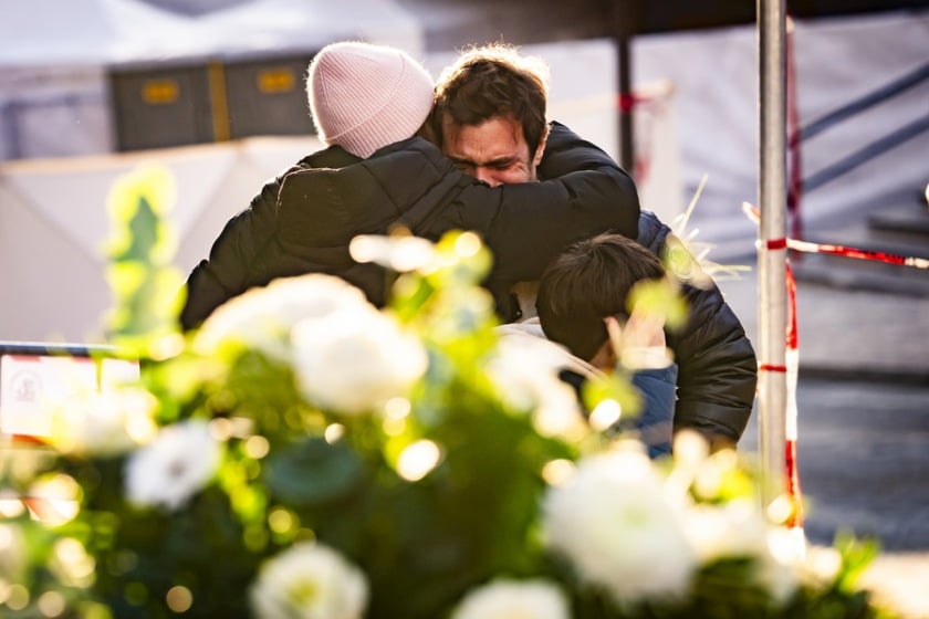 Συγγενείς των θυμάτων παρηγορούν ο ένας τον άλλον κοντά στο μπαρ Le Constellation, στο Κραν Μοντανά της Ελβετίας, όπου ξέσπασε η πολύνεκρη πυρκαγιά (φωτ.: EPA/JEAN-CHRISTOPHE BOTT)