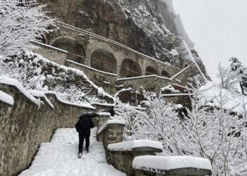 Αψήφησαν το χιόνι, ανέβηκαν στην Παναγία Σουμελά, στον Πόντο (φωτ.: Anadolu / Hasan Türker)