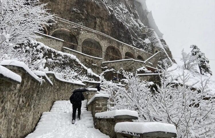 Αψήφησαν το χιόνι, ανέβηκαν στην Παναγία Σουμελά, στον Πόντο (φωτ.: Anadolu / Hasan Türker)
