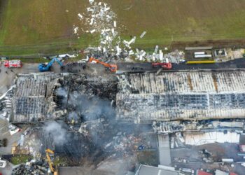 Η επόμενη ημέρα της πυρκαγιάς στην βιομηχανία μπισκότων «Βιολάντα» στα Τρίκαλα (φωτ.: ΜΟΤΙΟΝΤΕΑΜ/ Βασίλης Βερβερίδης)
