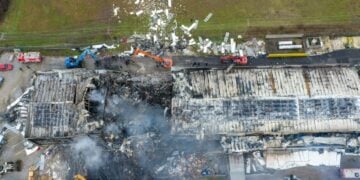 Η επόμενη ημέρα της πυρκαγιάς στην βιομηχανία μπισκότων «Βιολάντα» στα Τρίκαλα (φωτ.: ΜΟΤΙΟΝΤΕΑΜ/ Βασίλης Βερβερίδης)