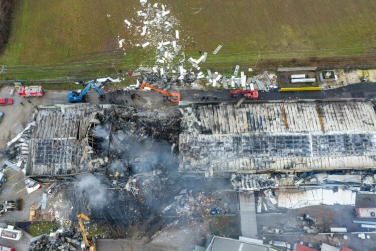Η επόμενη ημέρα της πυρκαγιάς στην βιομηχανία μπισκότων «Βιολάντα» στα Τρίκαλα (φωτ.: ΜΟΤΙΟΝΤΕΑΜ/ Βασίλης Βερβερίδης)