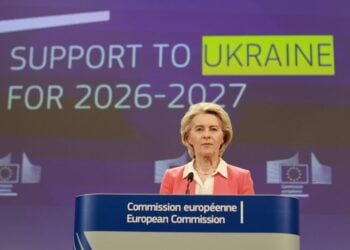 Η Ούρσουλα φον ντερ Λάιεν, πρόεδρος της Ευρωπαϊκής Επιτροπής, στη συνέντευξη Τύπου για την πρόταση της Κομισιόν να δοθεί νέο δάνειο στην Ουκρανία, για τη διετία 2026-2027 (φωτ.: EPA/OLIVIER HOSLET)