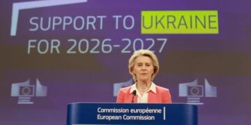 Η Ούρσουλα φον ντερ Λάιεν, πρόεδρος της Ευρωπαϊκής Επιτροπής, στη συνέντευξη Τύπου για την πρόταση της Κομισιόν να δοθεί νέο δάνειο στην Ουκρανία, για τη διετία 2026-2027 (φωτ.: EPA/OLIVIER HOSLET)