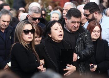 Εικόνα από την κηδεία της 45χρονης εργάτριας Ελένης Κατσαρού στον Ι.Ν Αγίου Κωνσταντίνου στα Τρίκαλα (φωτ.: Θανάσης Καλλιαράς/ EUROKINISSI)