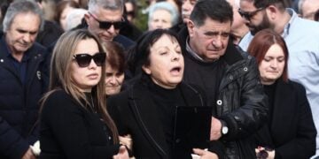 Εικόνα από την κηδεία της 45χρονης εργάτριας Ελένης Κατσαρού στον Ι.Ν Αγίου Κωνσταντίνου στα Τρίκαλα (φωτ.: Θανάσης Καλλιαράς/ EUROKINISSI)