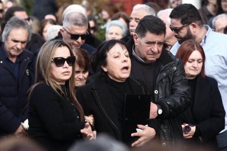 Εικόνα από την κηδεία της 45χρονης εργάτριας Ελένης Κατσαρού στον Ι.Ν Αγίου Κωνσταντίνου στα Τρίκαλα (φωτ.: Θανάσης Καλλιαράς/ EUROKINISSI)