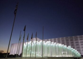 Το έργο του γλύπτη αρχιτέκτονα Κώστα Βαρώτσου, κατά τη διάρκεια της τελετής των αποκαλυπτηρίων του έργου της βιοκλιματικής πρόσοψης και του περιβάλλοντος χώρου του κτηρίου του υπουργείου Εθνικής Άμυνας και των Γενικών Επιτελείων των Ενόπλων Δυνάμεων (φωτ.: ΑΠΕ-ΜΠΕ/ Γρ. Τύπου Πρωθυπουργού/Δημήτρης Παπαμήτσος)