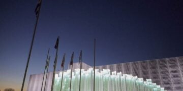 Το έργο του γλύπτη αρχιτέκτονα Κώστα Βαρώτσου, κατά τη διάρκεια της τελετής των αποκαλυπτηρίων του έργου της βιοκλιματικής πρόσοψης και του περιβάλλοντος χώρου του κτηρίου του υπουργείου Εθνικής Άμυνας και των Γενικών Επιτελείων των Ενόπλων Δυνάμεων (φωτ.: ΑΠΕ-ΜΠΕ/ Γρ. Τύπου Πρωθυπουργού/Δημήτρης Παπαμήτσος)