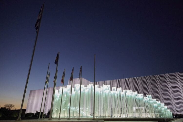 Το έργο του γλύπτη αρχιτέκτονα Κώστα Βαρώτσου, κατά τη διάρκεια της τελετής των αποκαλυπτηρίων του έργου της βιοκλιματικής πρόσοψης και του περιβάλλοντος χώρου του κτηρίου του υπουργείου Εθνικής Άμυνας και των Γενικών Επιτελείων των Ενόπλων Δυνάμεων (φωτ.: ΑΠΕ-ΜΠΕ/ Γρ. Τύπου Πρωθυπουργού/Δημήτρης Παπαμήτσος)