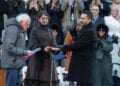 Ο νέος δήμαρχος της Νέας Υόρκης Ζόραν Μαμντάνι ορκίζεται ενώπιον του γερουσιαστή Μπέρνι Σάντερς και πλήθους Νεοϋορκέζων (φωτ.:  EPA/ Taurat Hossein)