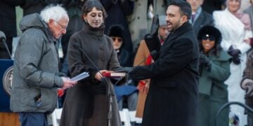 Ο νέος δήμαρχος της Νέας Υόρκης Ζόραν Μαμντάνι ορκίζεται ενώπιον του γερουσιαστή Μπέρνι Σάντερς και πλήθους Νεοϋορκέζων (φωτ.: EPA/ Taurat Hossein)