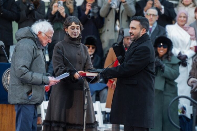 Ο νέος δήμαρχος της Νέας Υόρκης Ζόραν Μαμντάνι ορκίζεται ενώπιον του γερουσιαστή Μπέρνι Σάντερς και πλήθους Νεοϋορκέζων (φωτ.:  EPA/ Taurat Hossein)