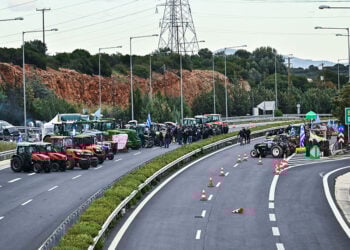 Μπλόκο στην Εθνική Οδό Κορίνθου-Τρίπολης (φωτ.: EUROKINISSI / Βασίλης Παπαδόπουλος)