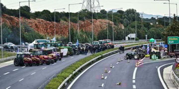 Μπλόκο στην Εθνική Οδό Κορίνθου-Τρίπολης (φωτ.: EUROKINISSI / Βασίλης Παπαδόπουλος)