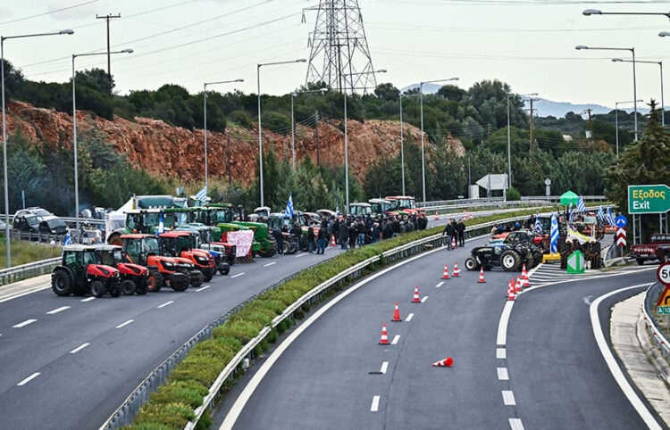 Μπλόκο στην Εθνική Οδό Κορίνθου-Τρίπολης (φωτ.: EUROKINISSI / Βασίλης Παπαδόπουλος)