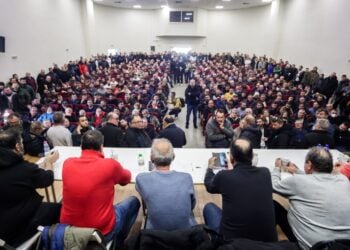 Στιγμιότυπο από τη συνέλευση των αγροτών στη Νίκαια της Λάρισας (φωτ.: EUROKINISSI)