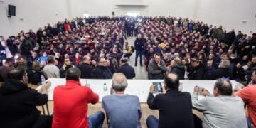 Στιγμιότυπο από τη συνέλευση των αγροτών στη Νίκαια της Λάρισας (φωτ.: EUROKINISSI)