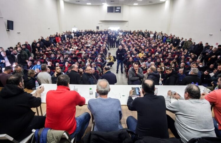 Στιγμιότυπο από τη συνέλευση των αγροτών στη Νίκαια της Λάρισας (φωτ.: EUROKINISSI)