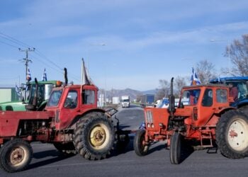 Τρακτέρ από το μπλόκο της Νίκαιας έκλεισαν τον παράδρομο στον Πλατύκαμπο (φωτ.: EUROKINISSI)