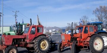 Τρακτέρ από το μπλόκο της Νίκαιας έκλεισαν τον παράδρομο στον Πλατύκαμπο (φωτ.: EUROKINISSI)