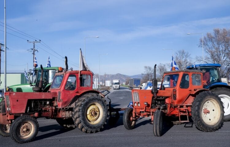 Τρακτέρ από το μπλόκο της Νίκαιας έκλεισαν τον παράδρομο στον Πλατύκαμπο (φωτ.: EUROKINISSI)
