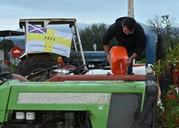 Στο μπλόκο των αγροτών στο Άργος (φωτ.: EUROKINISSI / Βασίλης Παπαδόπουλος)