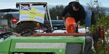 Στο μπλόκο των αγροτών στο Άργος (φωτ.: EUROKINISSI / Βασίλης Παπαδόπουλος)