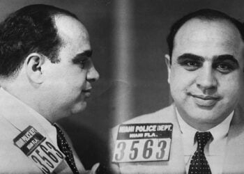 Μια από τις χαρακτηριστικές φωτογραφίες σύλληψης του Αλ Καπόνε (πηγή: Miami Police Department / Jonathan Eig Gallery / commons.wikimedia.org)