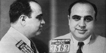 Μια από τις χαρακτηριστικές φωτογραφίες σύλληψης του Αλ Καπόνε (πηγή: Miami Police Department / Jonathan Eig Gallery / commons.wikimedia.org)