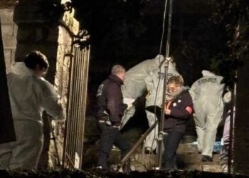 Αστυνομικοί στον τόπο του εγκλήματος, στο νεκροταφείο του Βέρο στην Κορσική (πηγή: leparisien.fr)